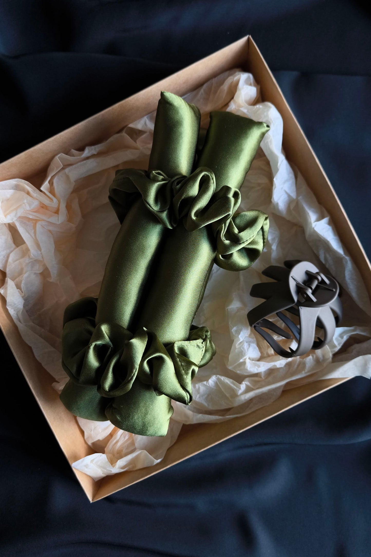 Zīda matu rullis, Pesto zaļš ar gaiši brūnu sprādzi