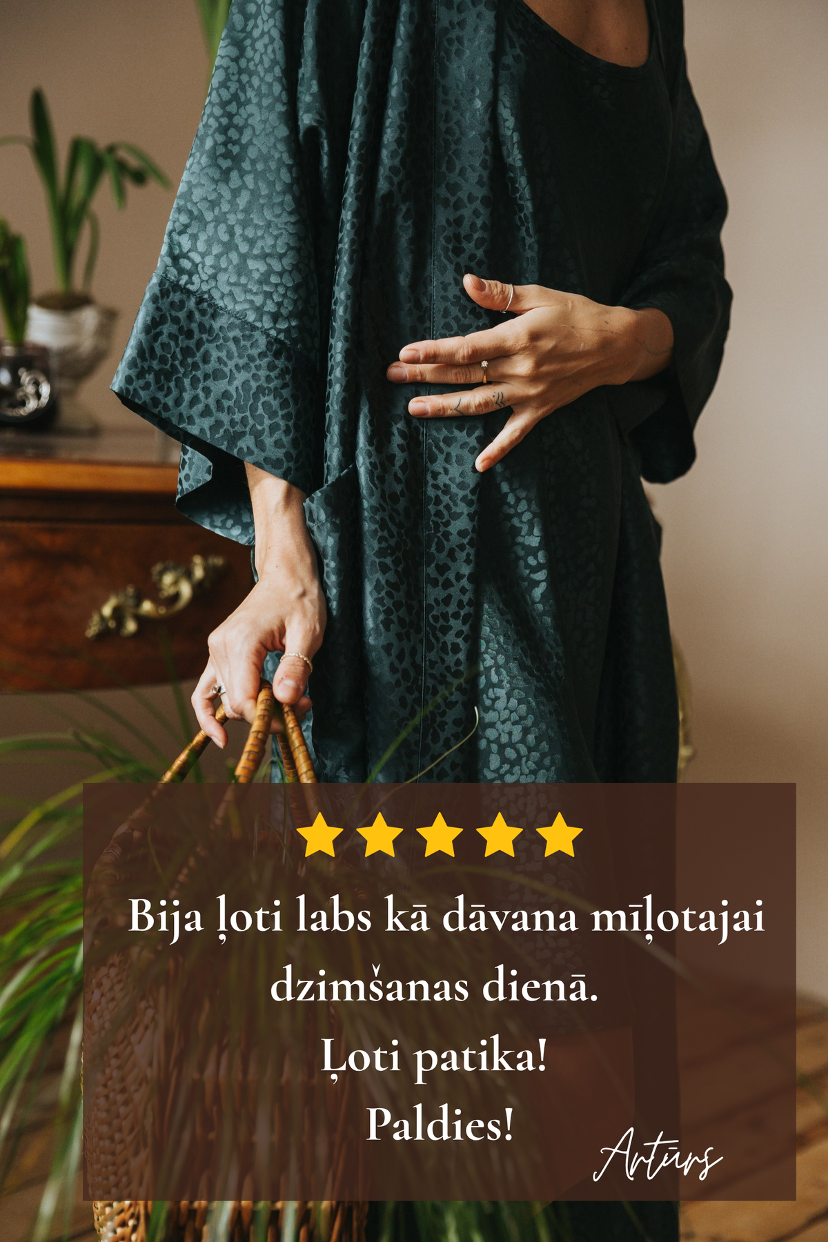 Piecu zvaigžņu atsauksme par zaļu zīda halātu