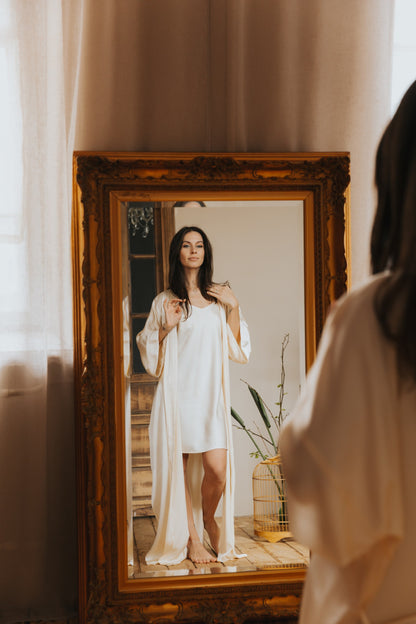 Silk nightgown, Champagne