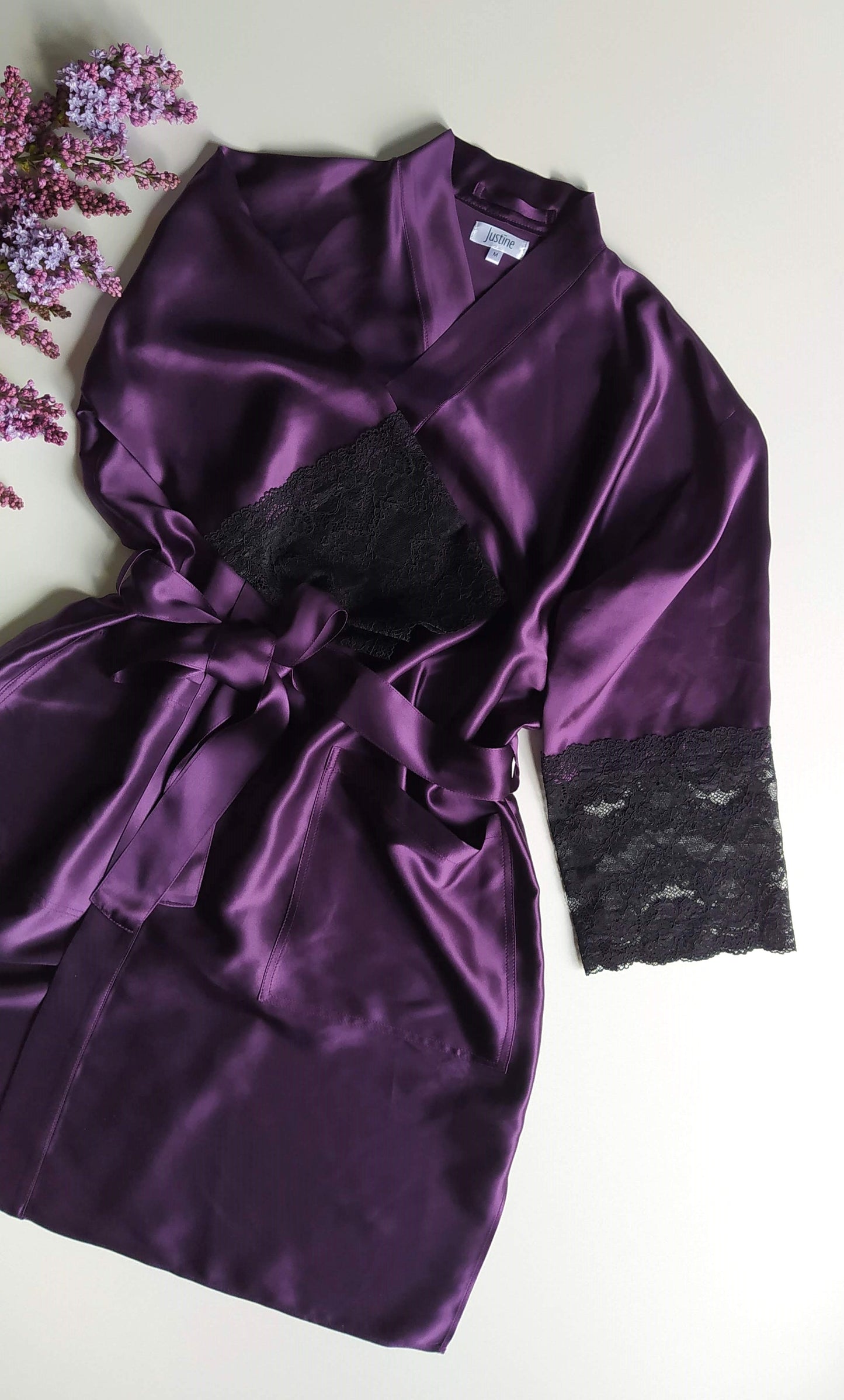Violets zīda halāts ar melnām mežģīnēm