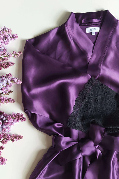 Violets zīda halāts ar melnām mežģīnēm